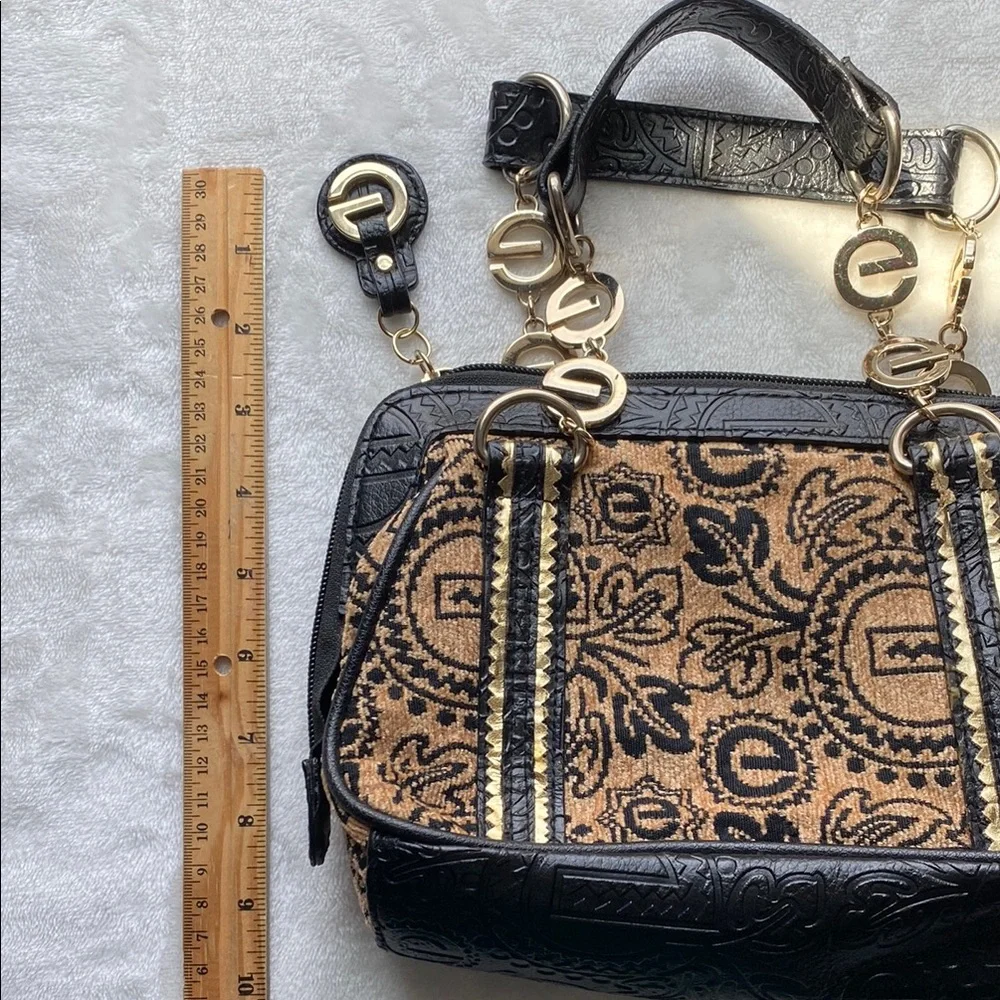 Vintage Black and Tan Shoulder Bag with Classic Elegance - Picture 4 of 7